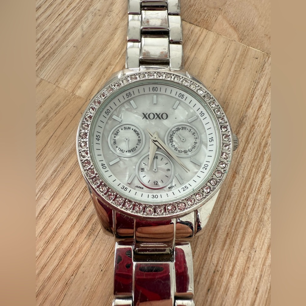 Xoxo ladies silver tone fashion watch NEW BATTERY